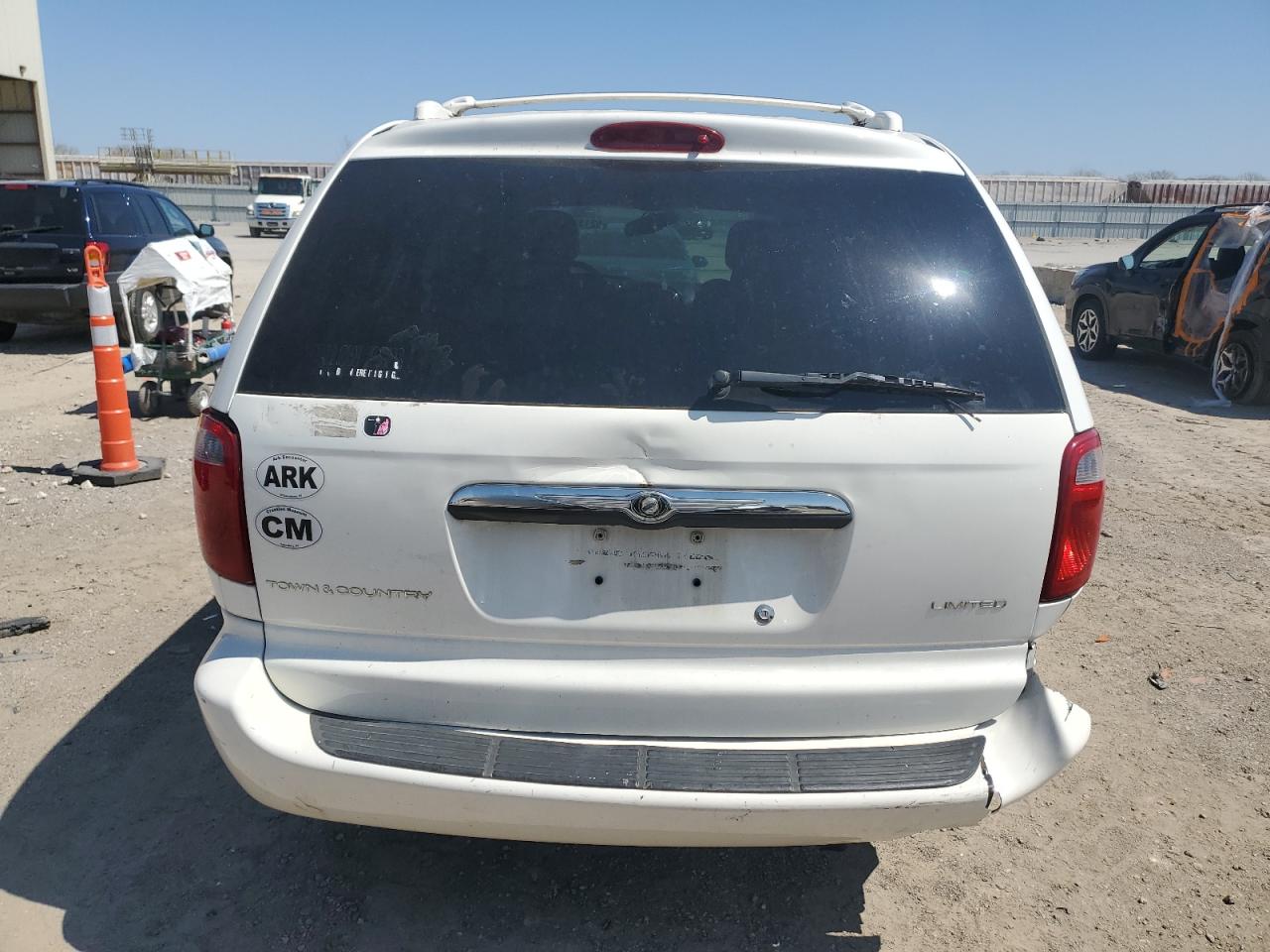 CHRYSLER TOWN & COUNTRY 2004 — 7