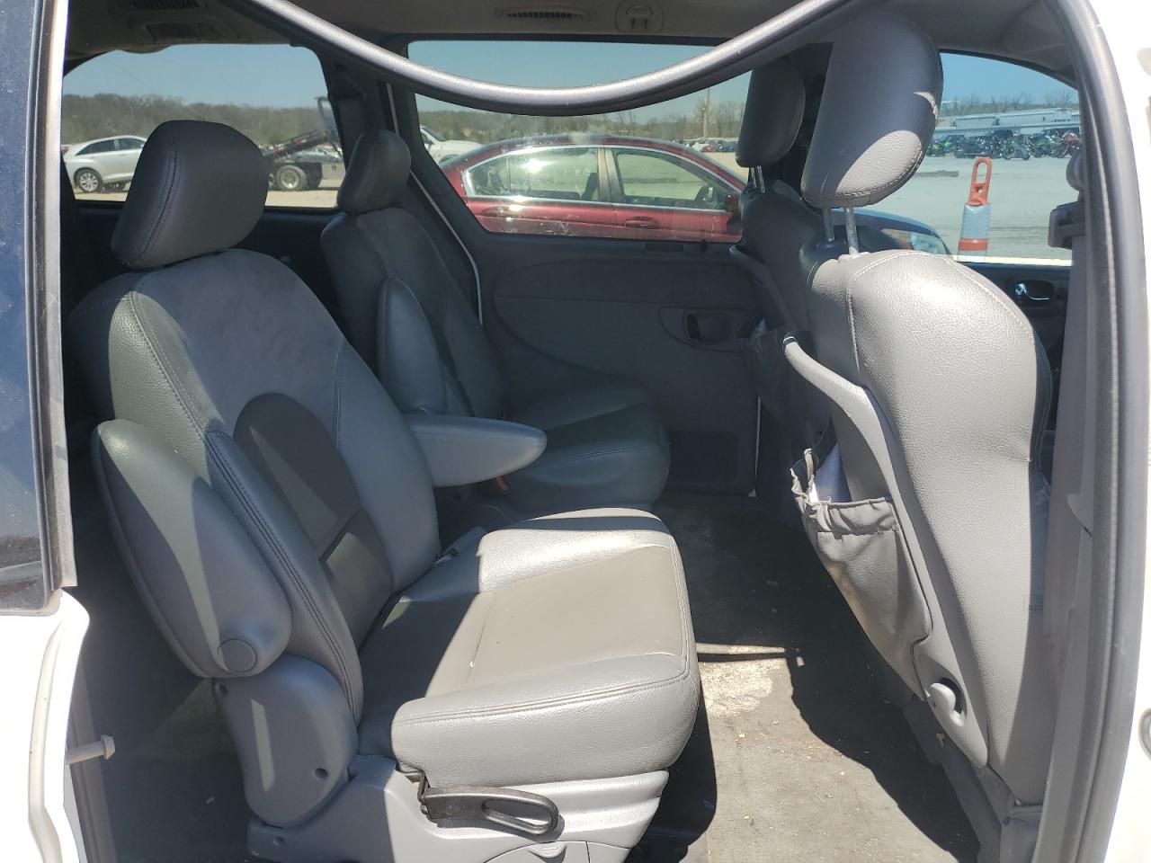 CHRYSLER TOWN & COUNTRY 2004 — 12
