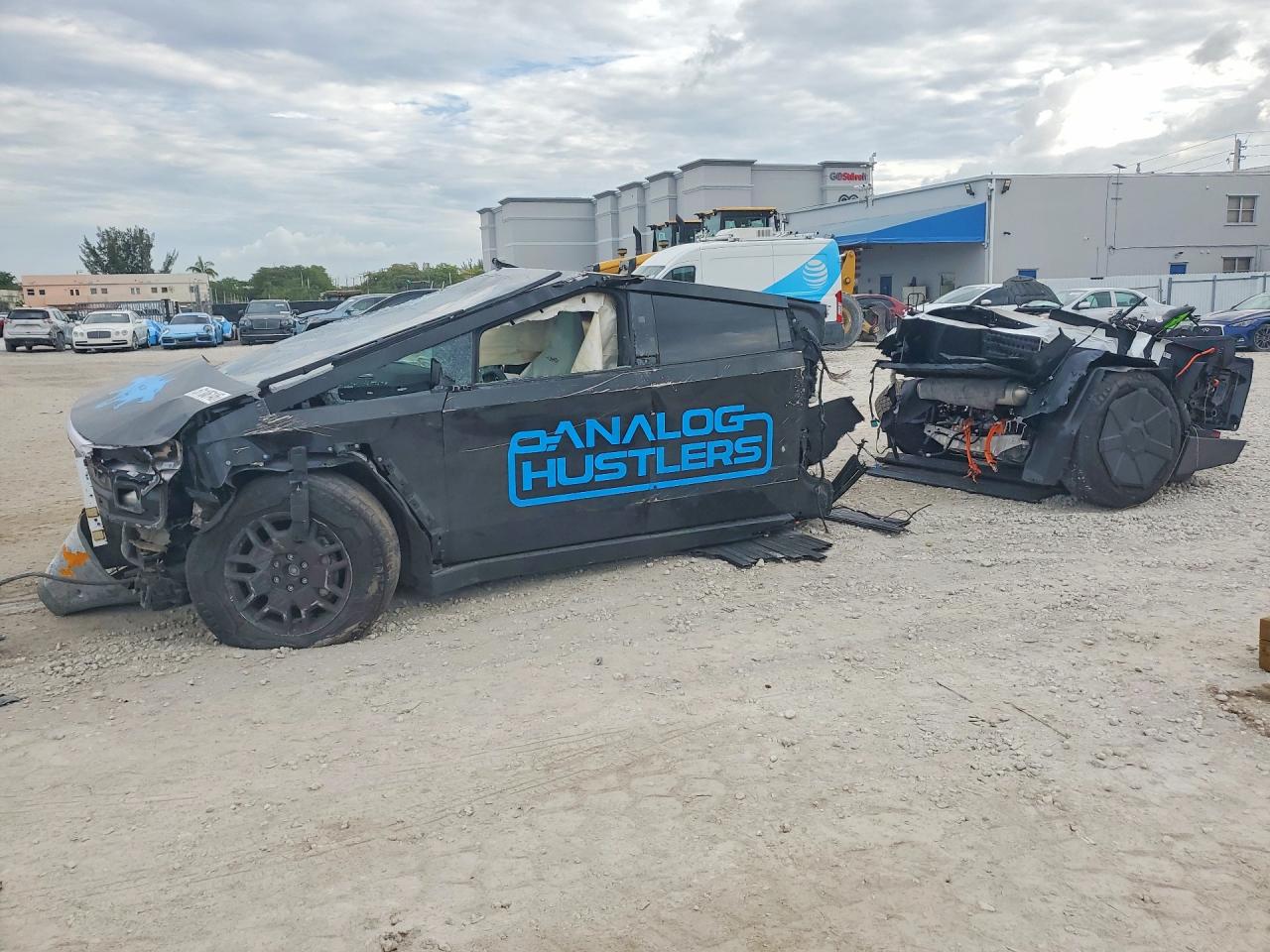 TESLA CYBERTRUCK 2024 — 2