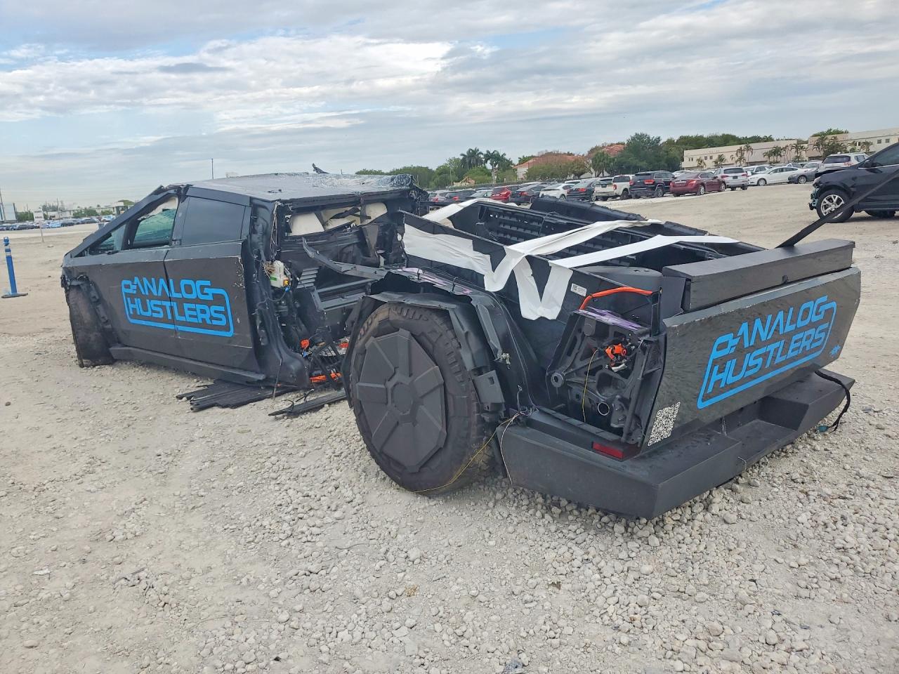 TESLA CYBERTRUCK 2024 — 3