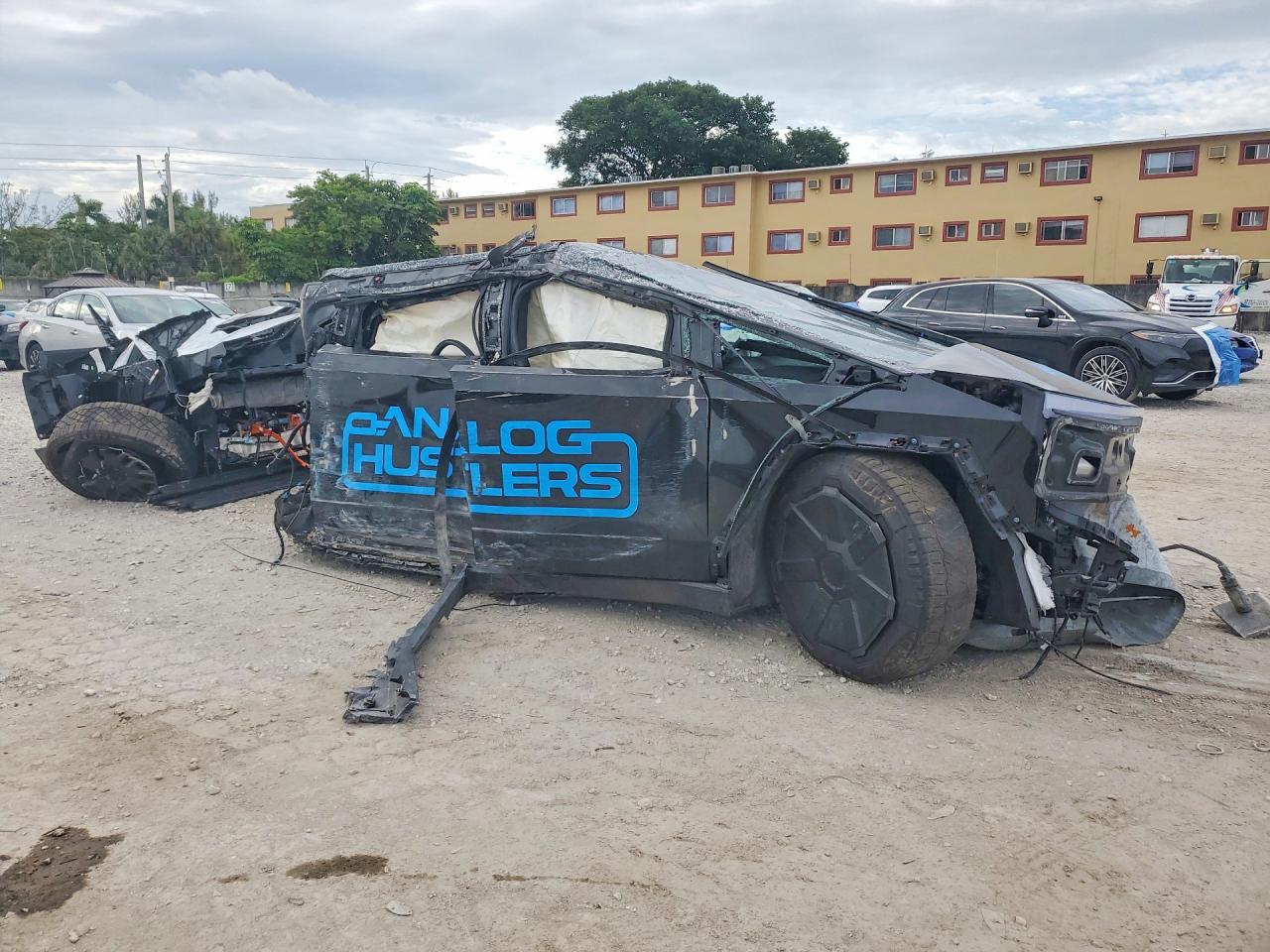 TESLA CYBERTRUCK 2024 — 5
