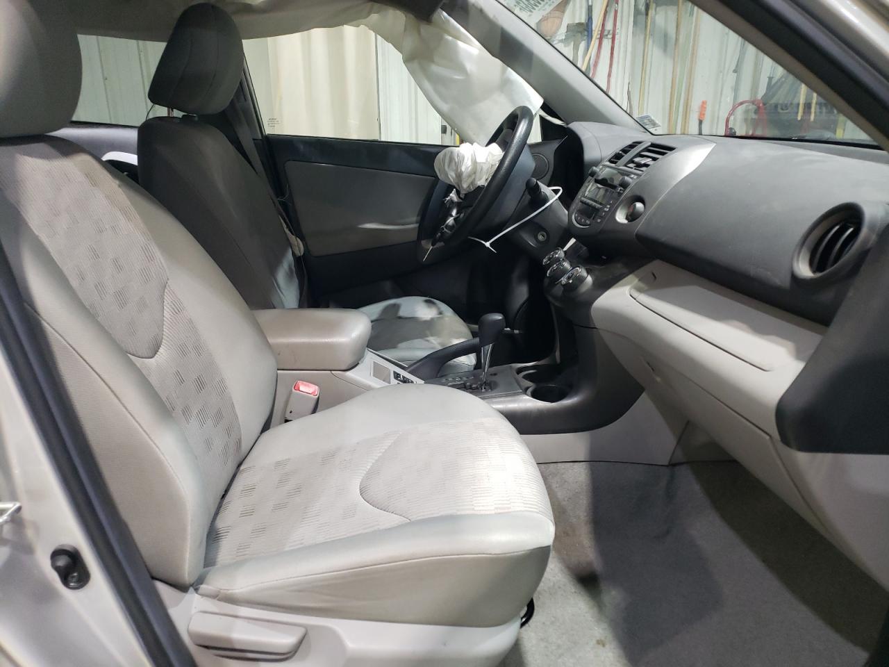 TOYOTA RAV4 2010 — 8