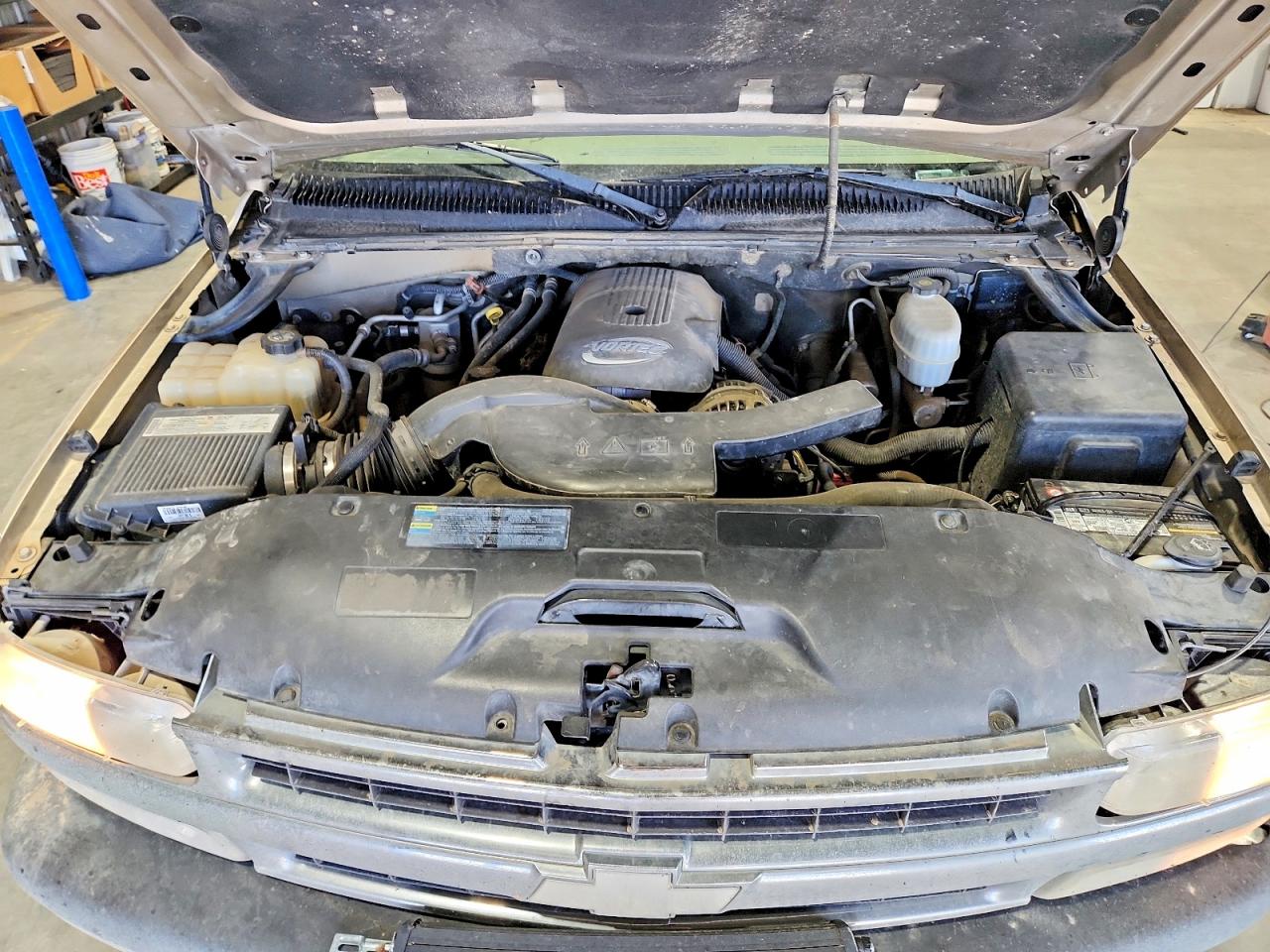 CHEVROLET SUBURBAN 2005 — 13