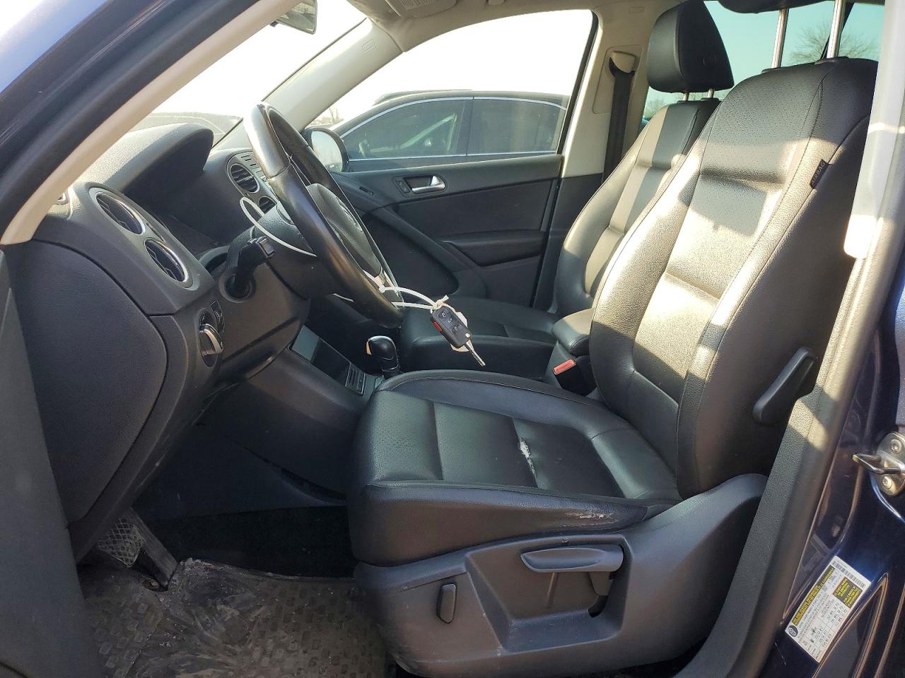 VOLKSWAGEN TIGUAN 2011 — 8