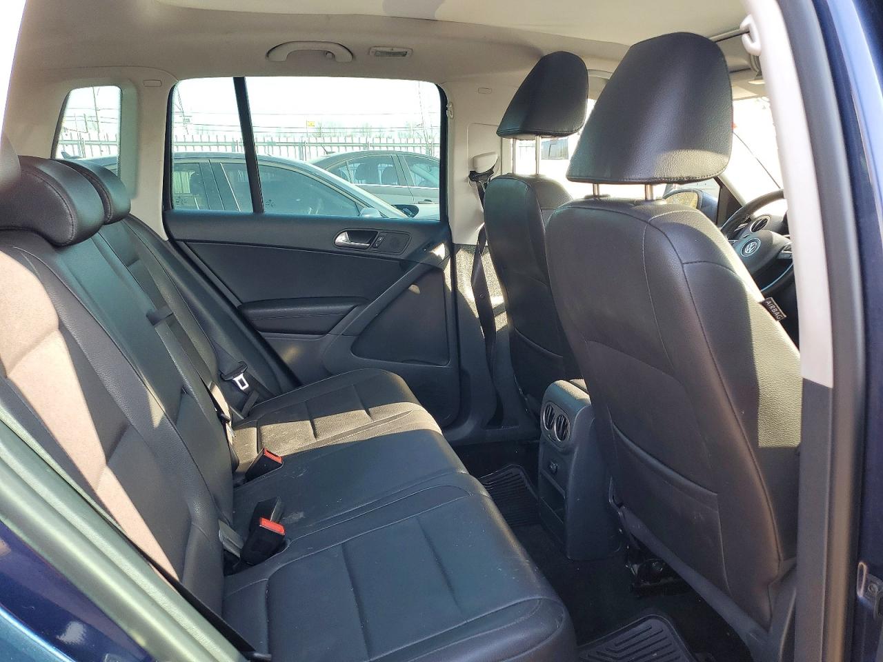 VOLKSWAGEN TIGUAN 2011 — 12