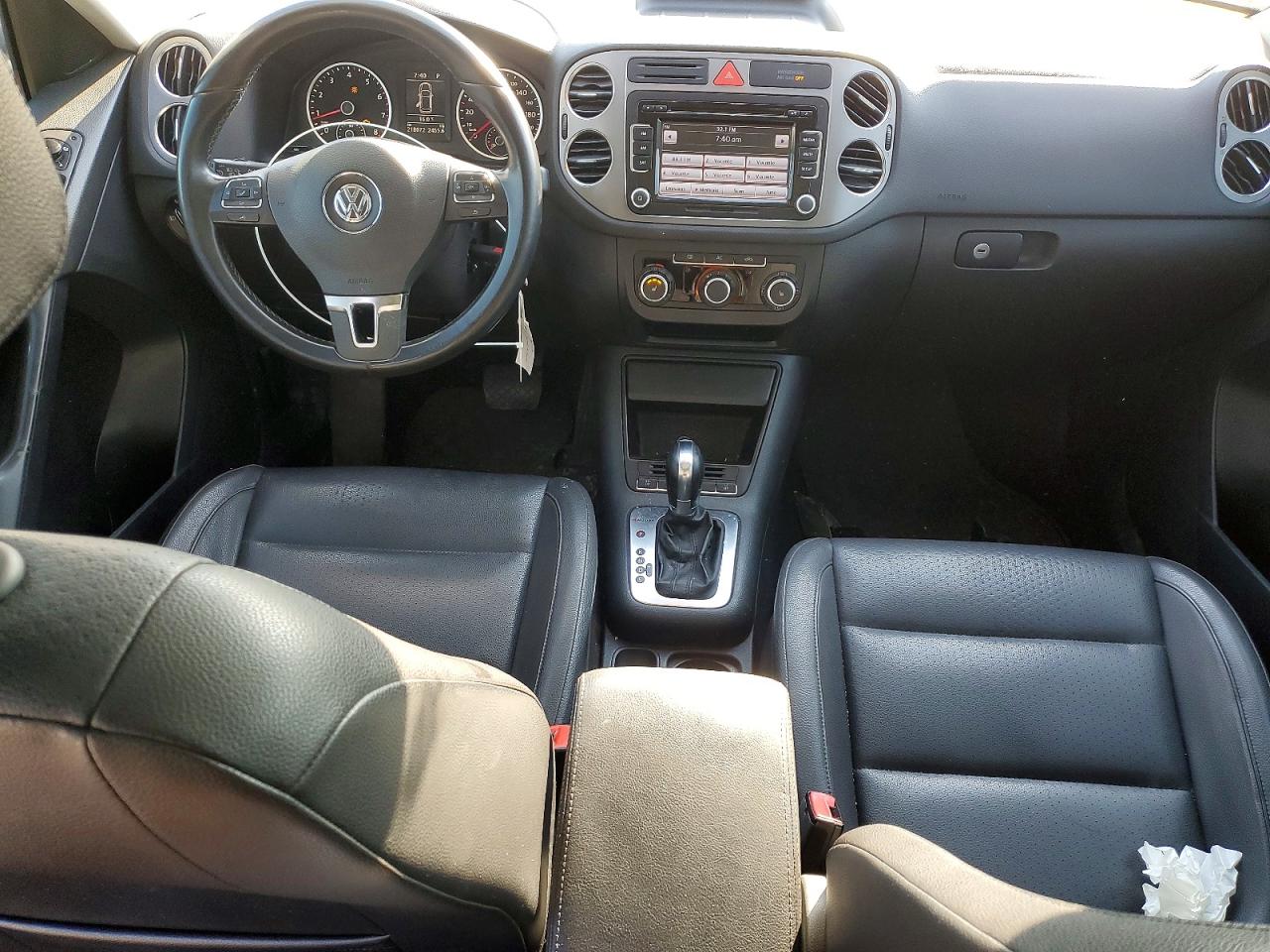 VOLKSWAGEN TIGUAN 2011 — 9