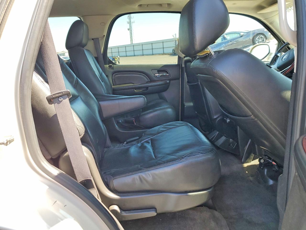 CADILLAC ESCALADE 2011 — 12