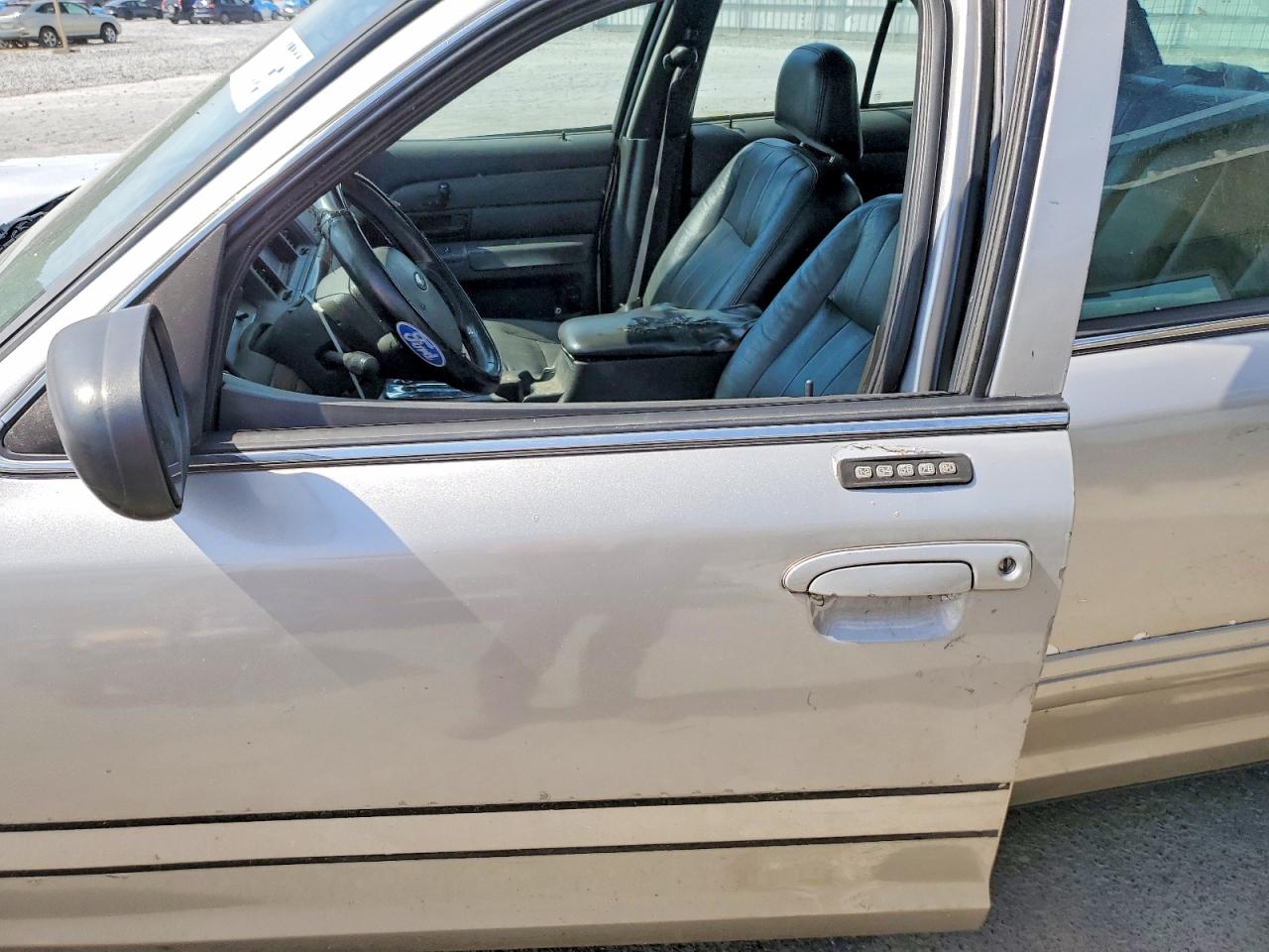FORD CROWN VICTORIA 2005 — 8