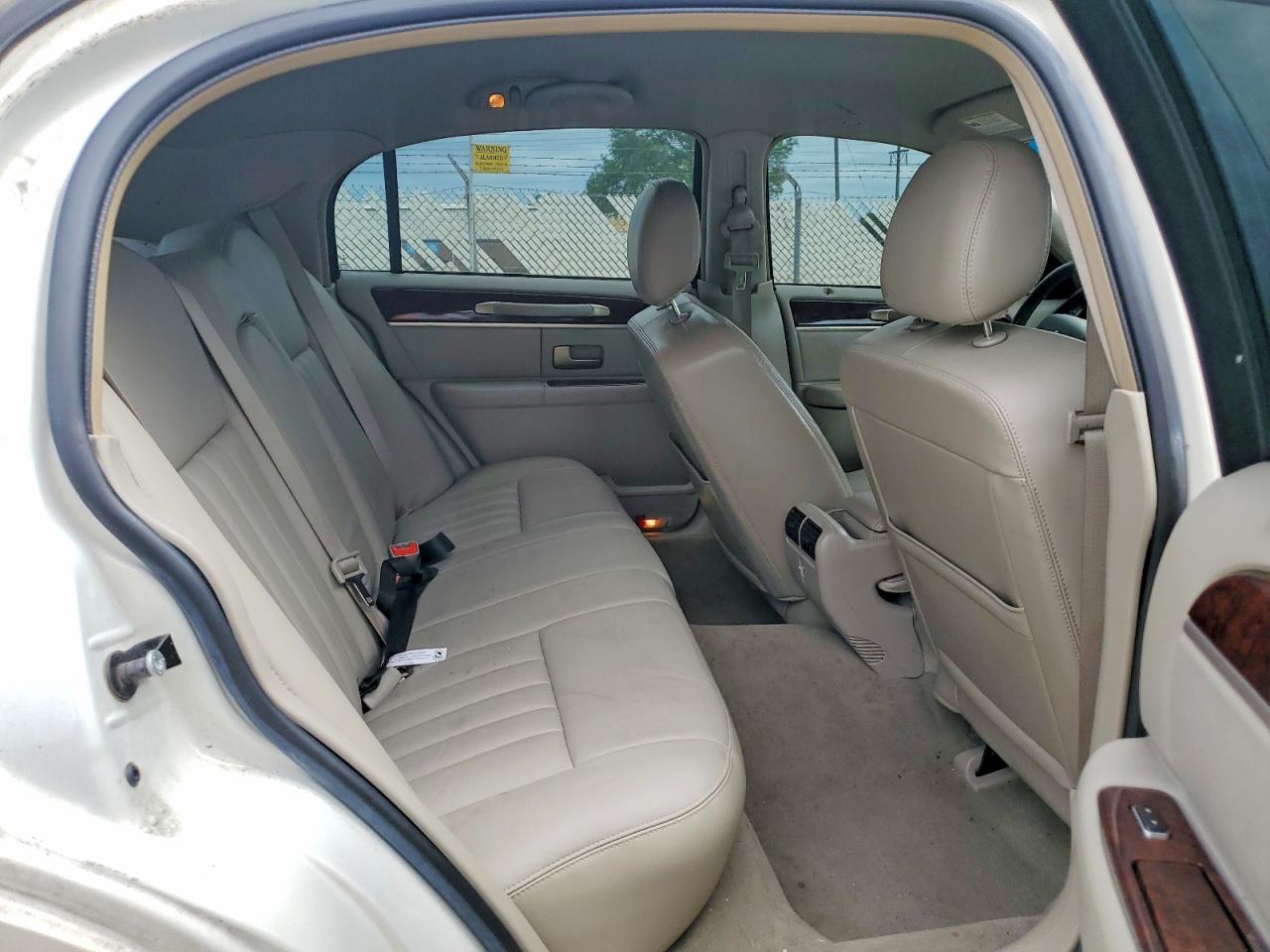 LINCOLN TOWN CAR 2007 — 11