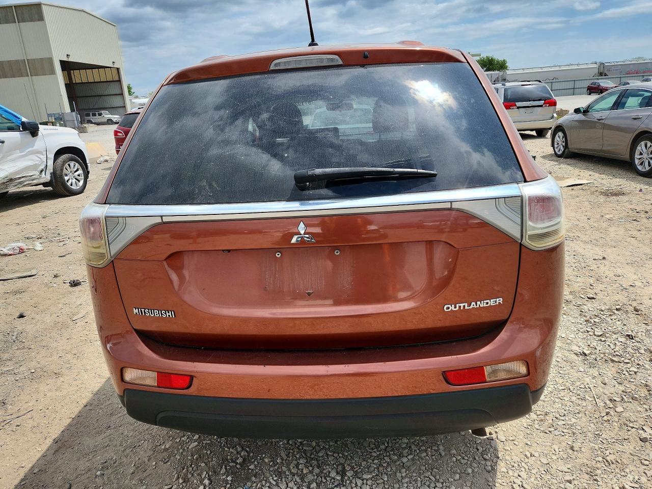 MITSUBISHI OUTLANDER 2014 — 7