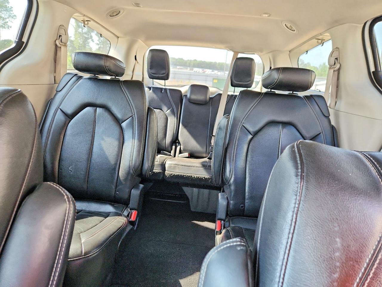 CHRYSLER PACIFICA 2022 — 11