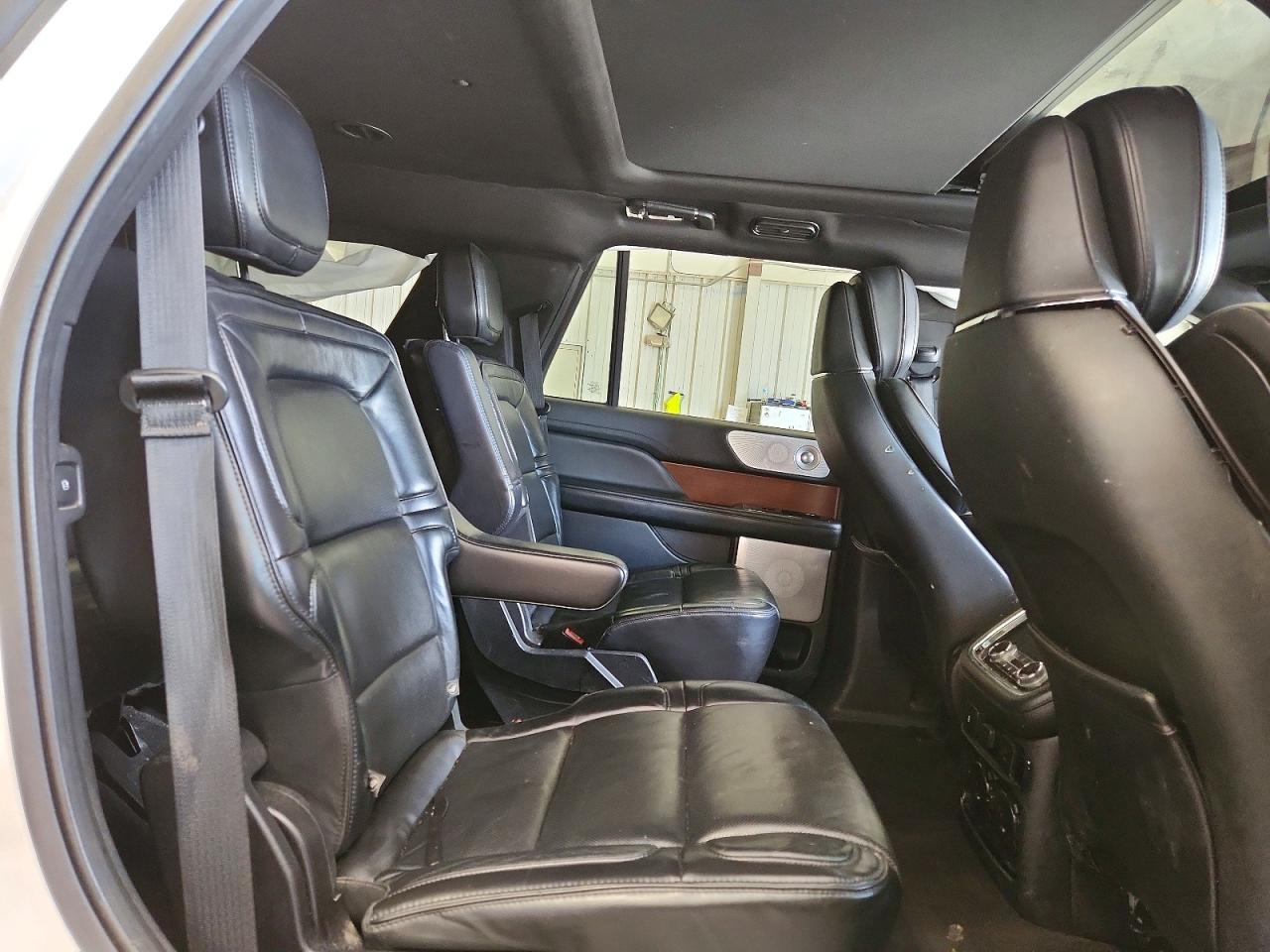 LINCOLN NAVIGATOR 2019 — 12