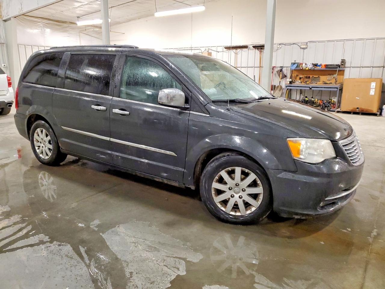 CHRYSLER TOWN & COUNTRY 2011 — 5