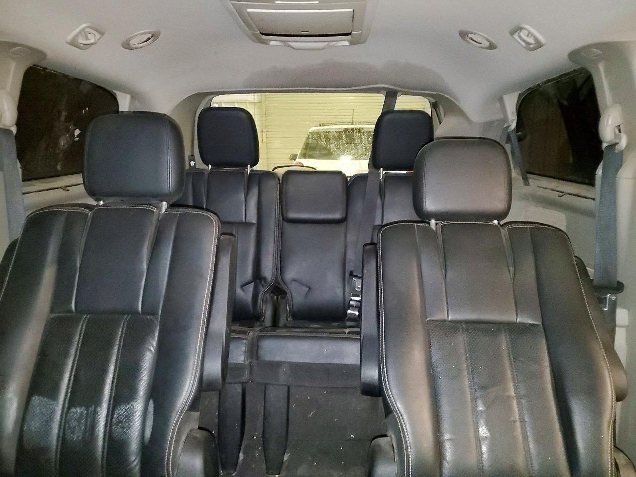 CHRYSLER TOWN & COUNTRY 2011 — 11