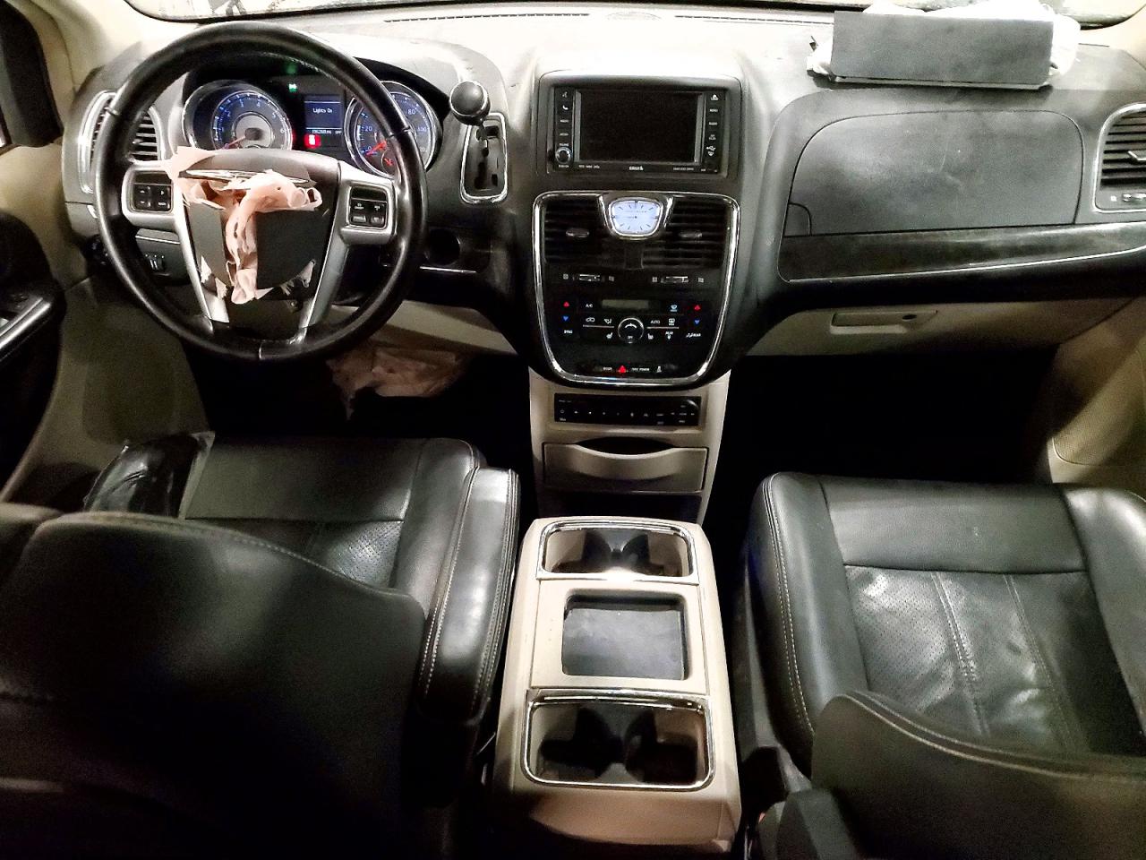 CHRYSLER TOWN & COUNTRY 2011 — 9