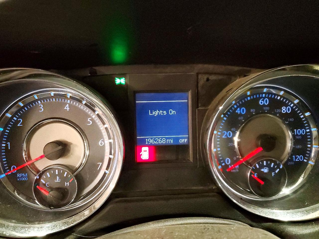 CHRYSLER TOWN & COUNTRY 2011 — 10