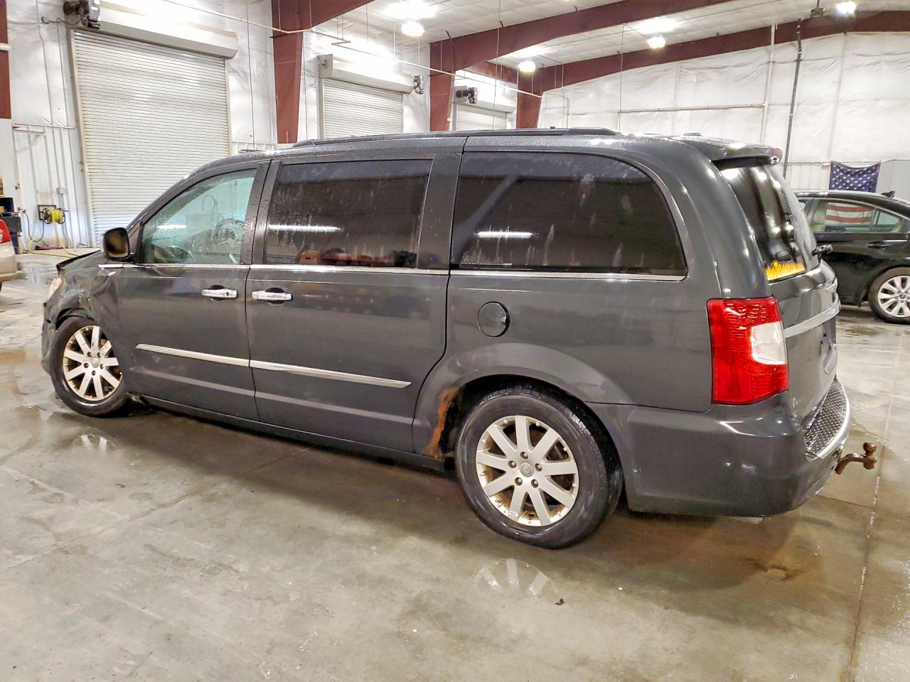 CHRYSLER TOWN & COUNTRY 2011 — 3