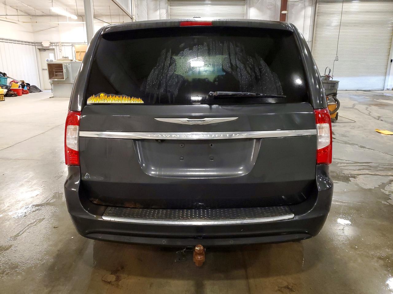 CHRYSLER TOWN & COUNTRY 2011 — 7