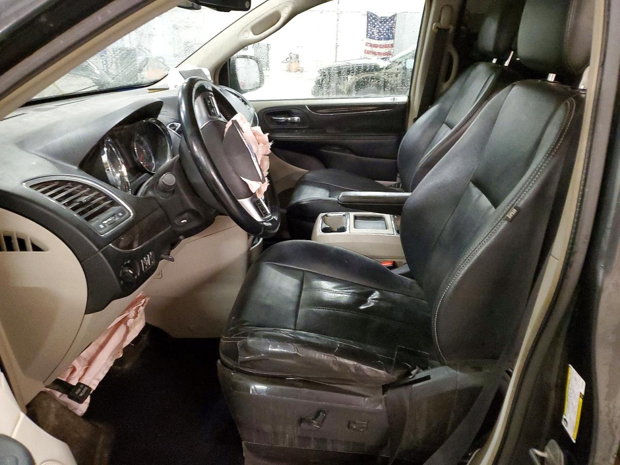 CHRYSLER TOWN & COUNTRY 2011 — 8