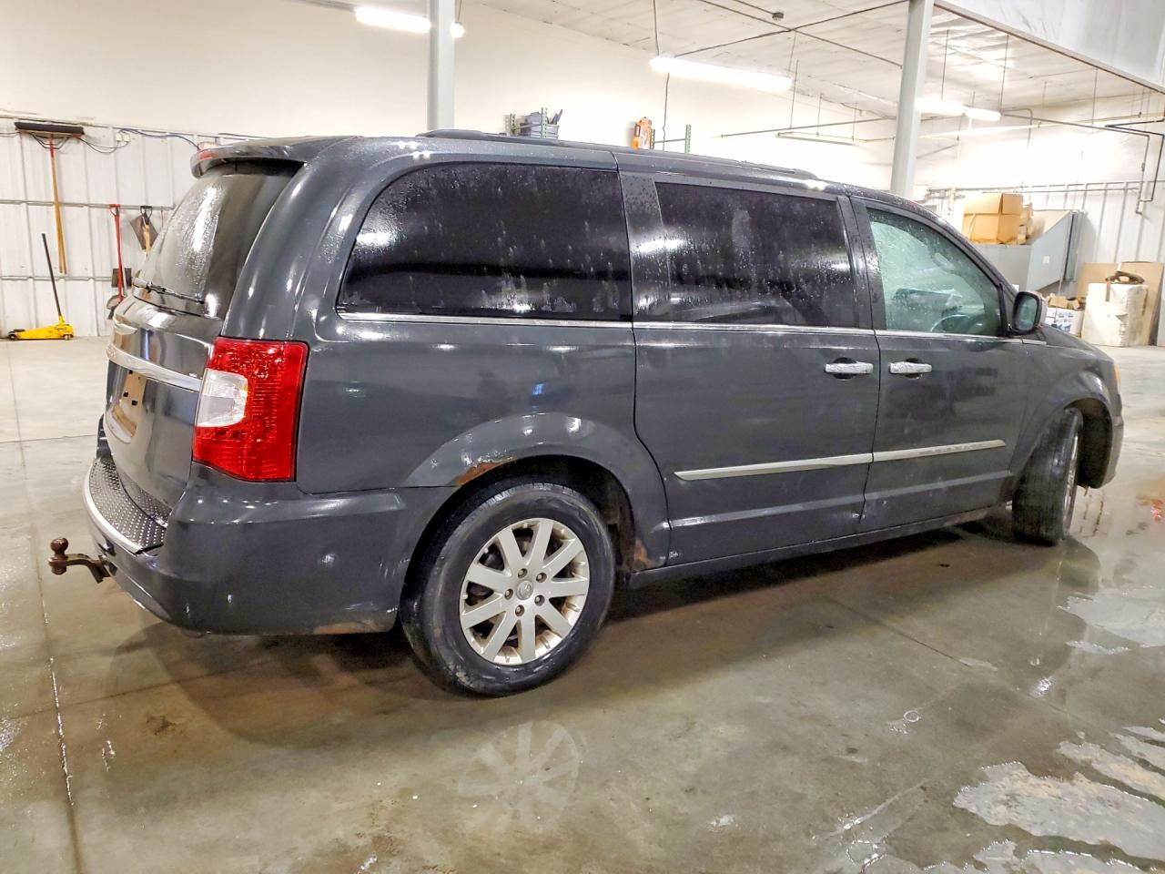 CHRYSLER TOWN & COUNTRY 2011 — 4