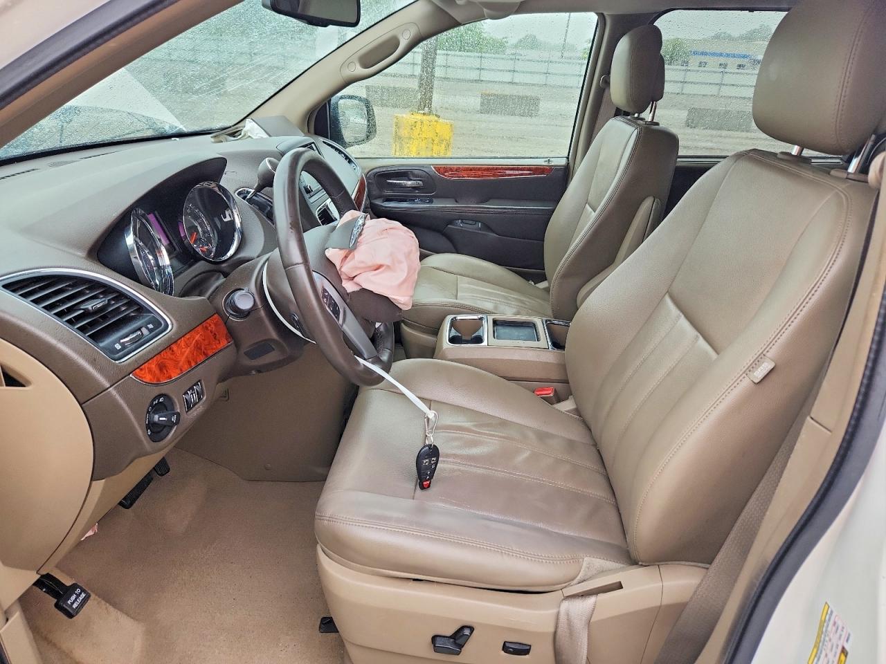 CHRYSLER TOWN & COUNTRY 2013 — 8