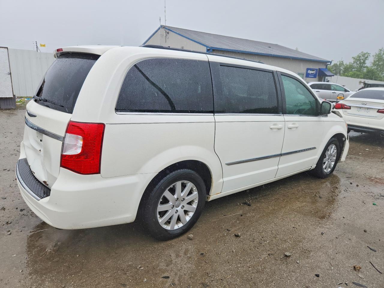 CHRYSLER TOWN & COUNTRY 2013 — 4