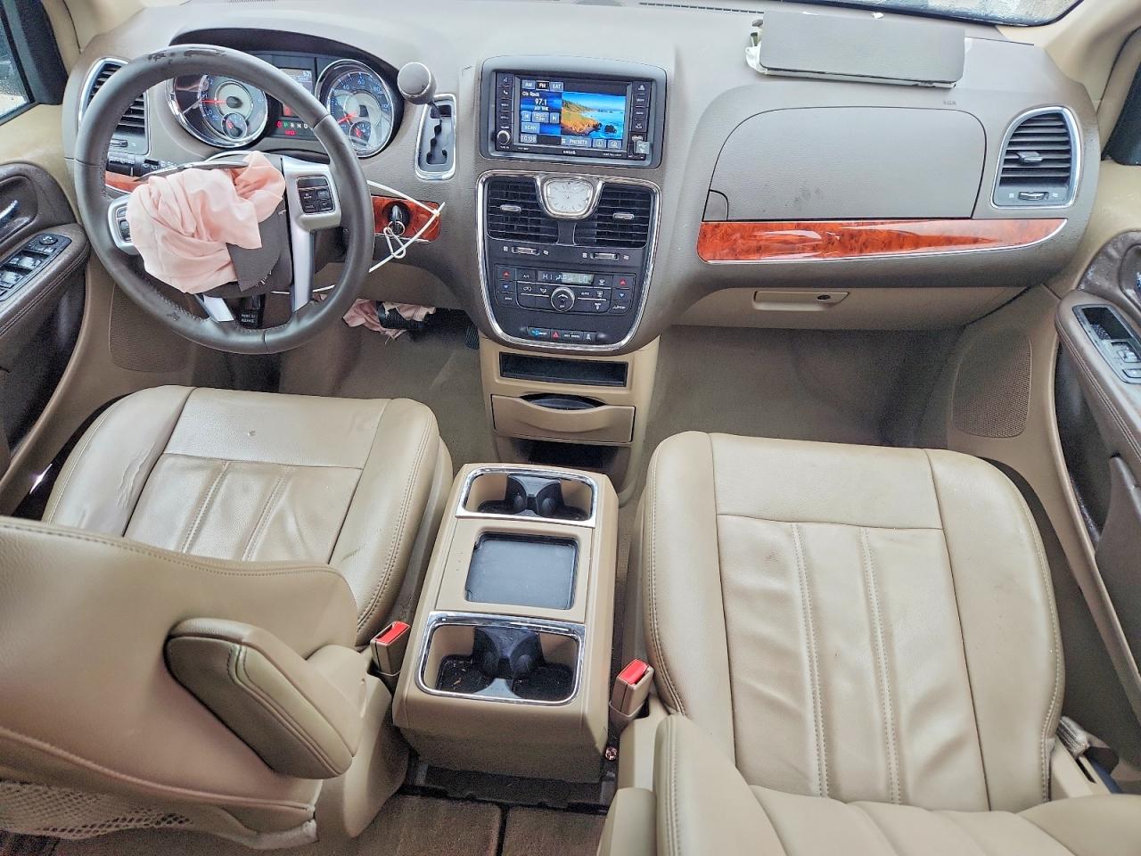 CHRYSLER TOWN & COUNTRY 2013 — 9
