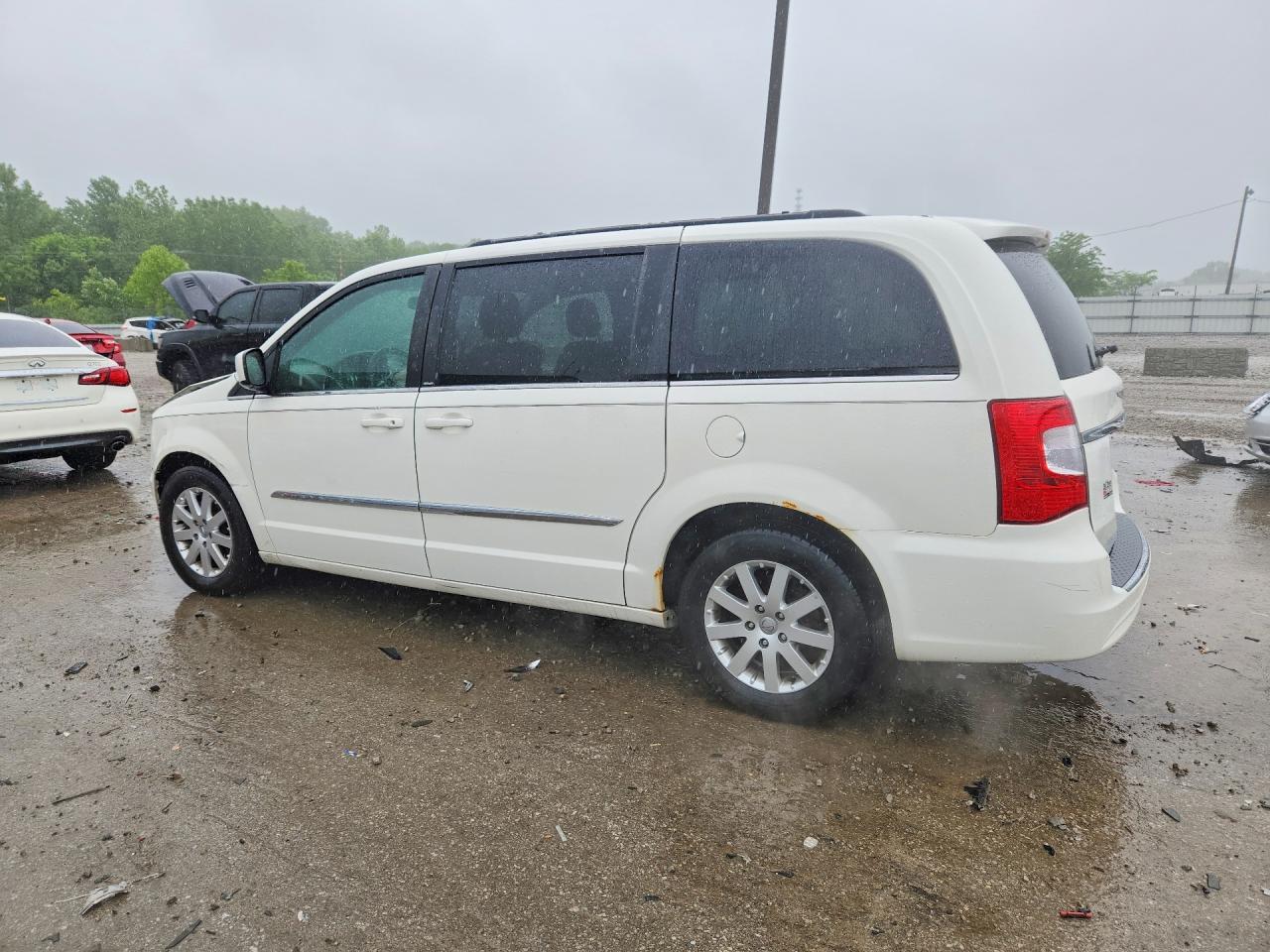 CHRYSLER TOWN & COUNTRY 2013 — 3