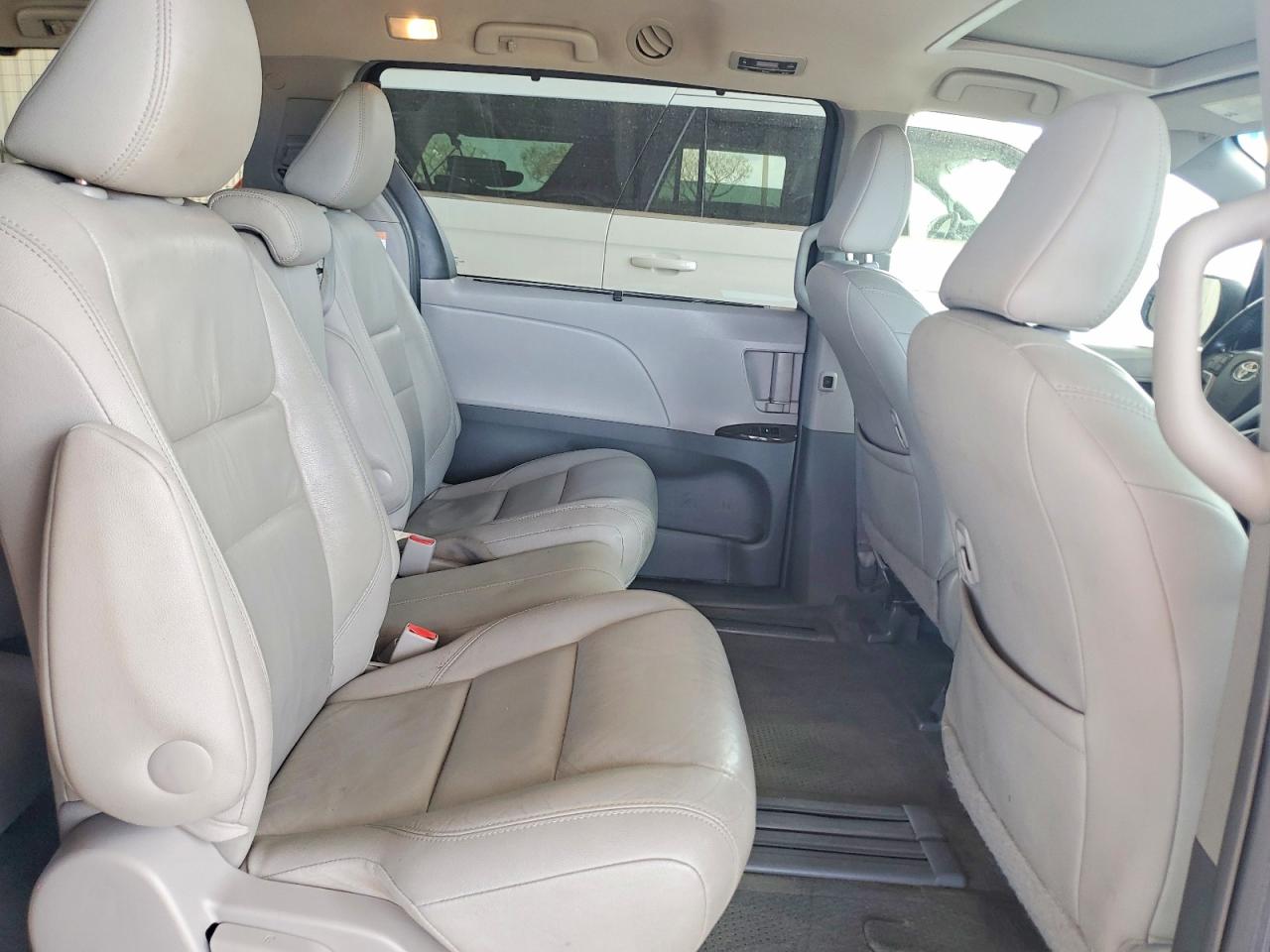TOYOTA SIENNA 2017 — 12