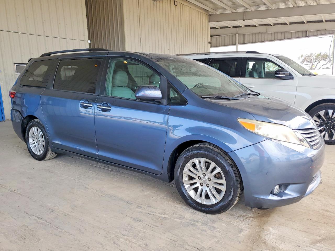 TOYOTA SIENNA 2017 — 5