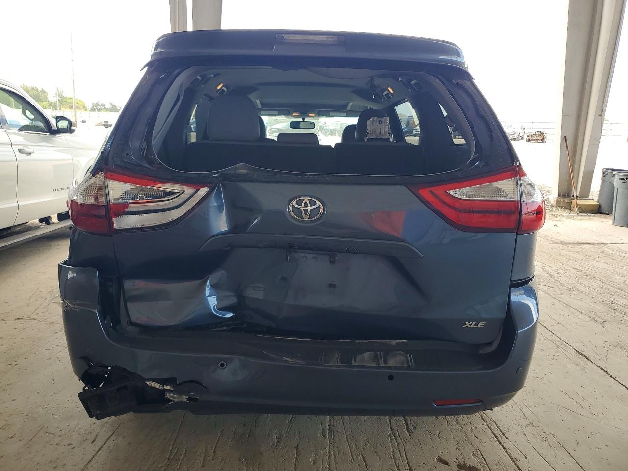 TOYOTA SIENNA 2017 — 7