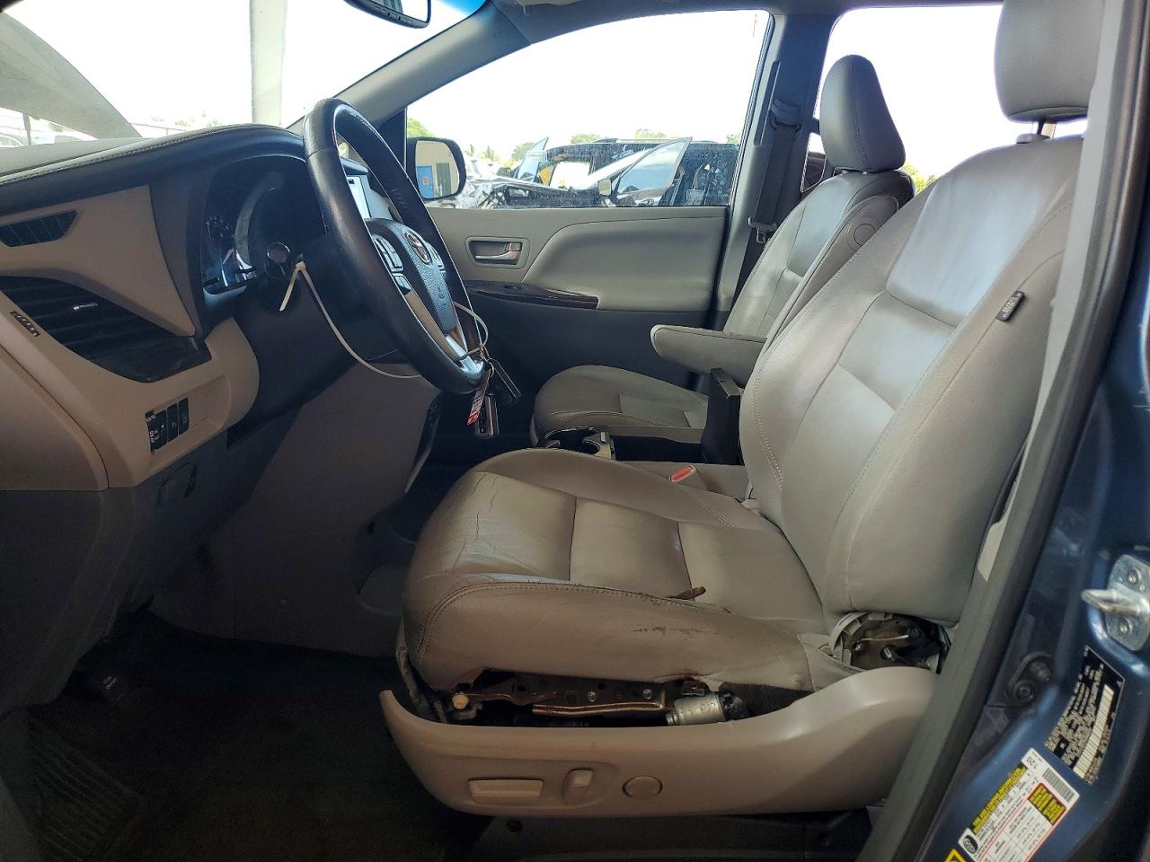 TOYOTA SIENNA 2017 — 8