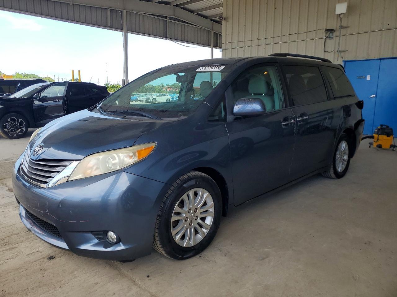 TOYOTA SIENNA 2017 — 2