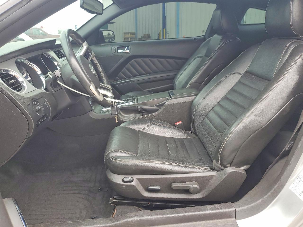 FORD MUSTANG 2010 — 8