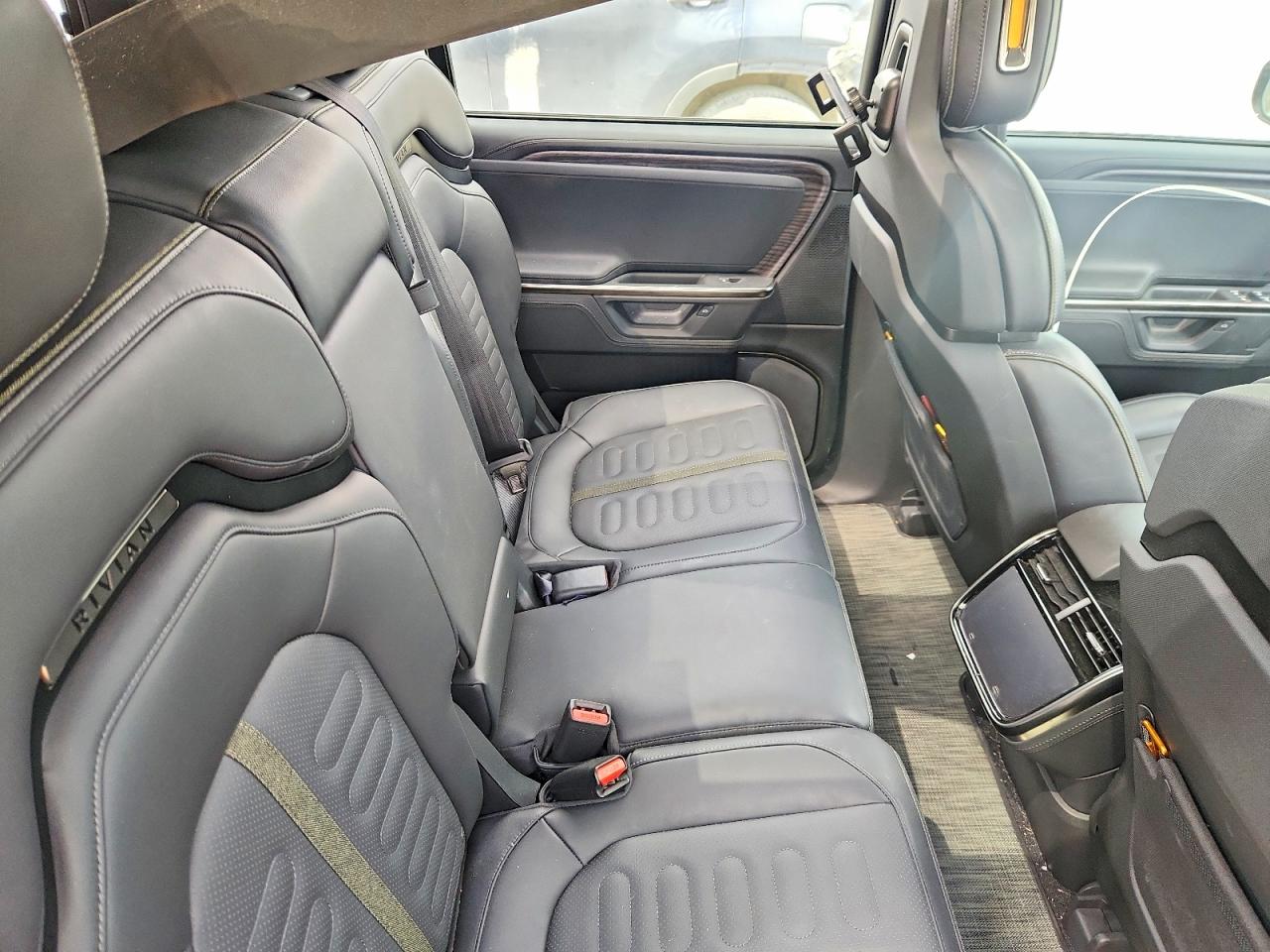 RIVIAN R1S 2026 — 11