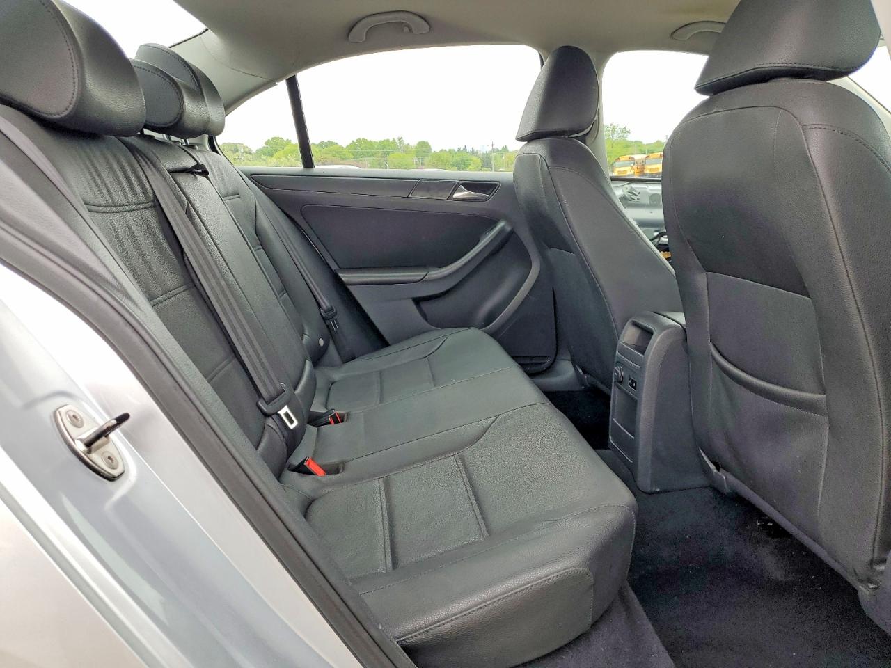 VOLKSWAGEN JETTA 2012 — 11