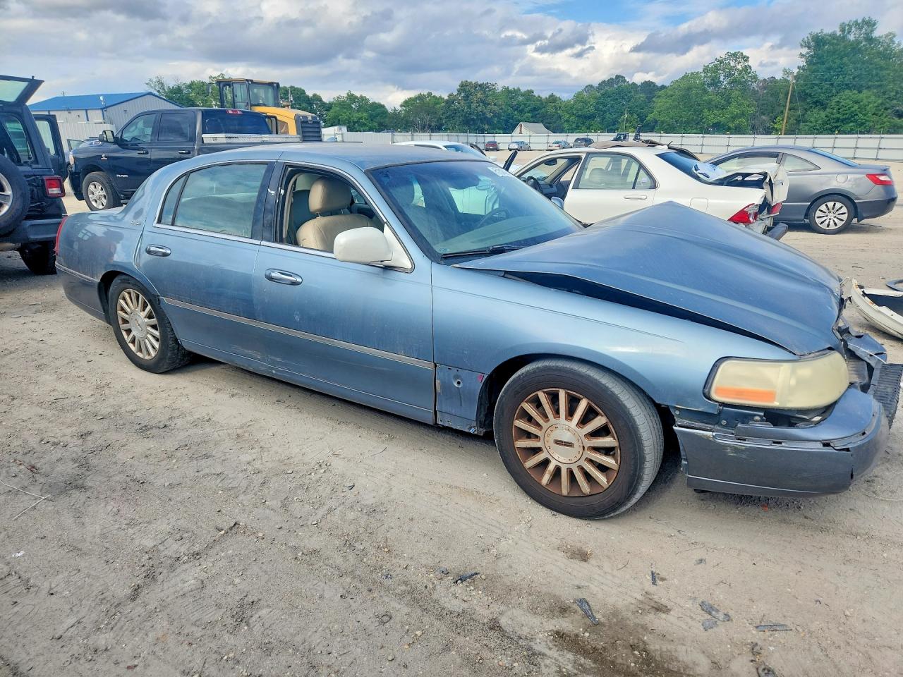 LINCOLN TOWN CAR 2004 — 5