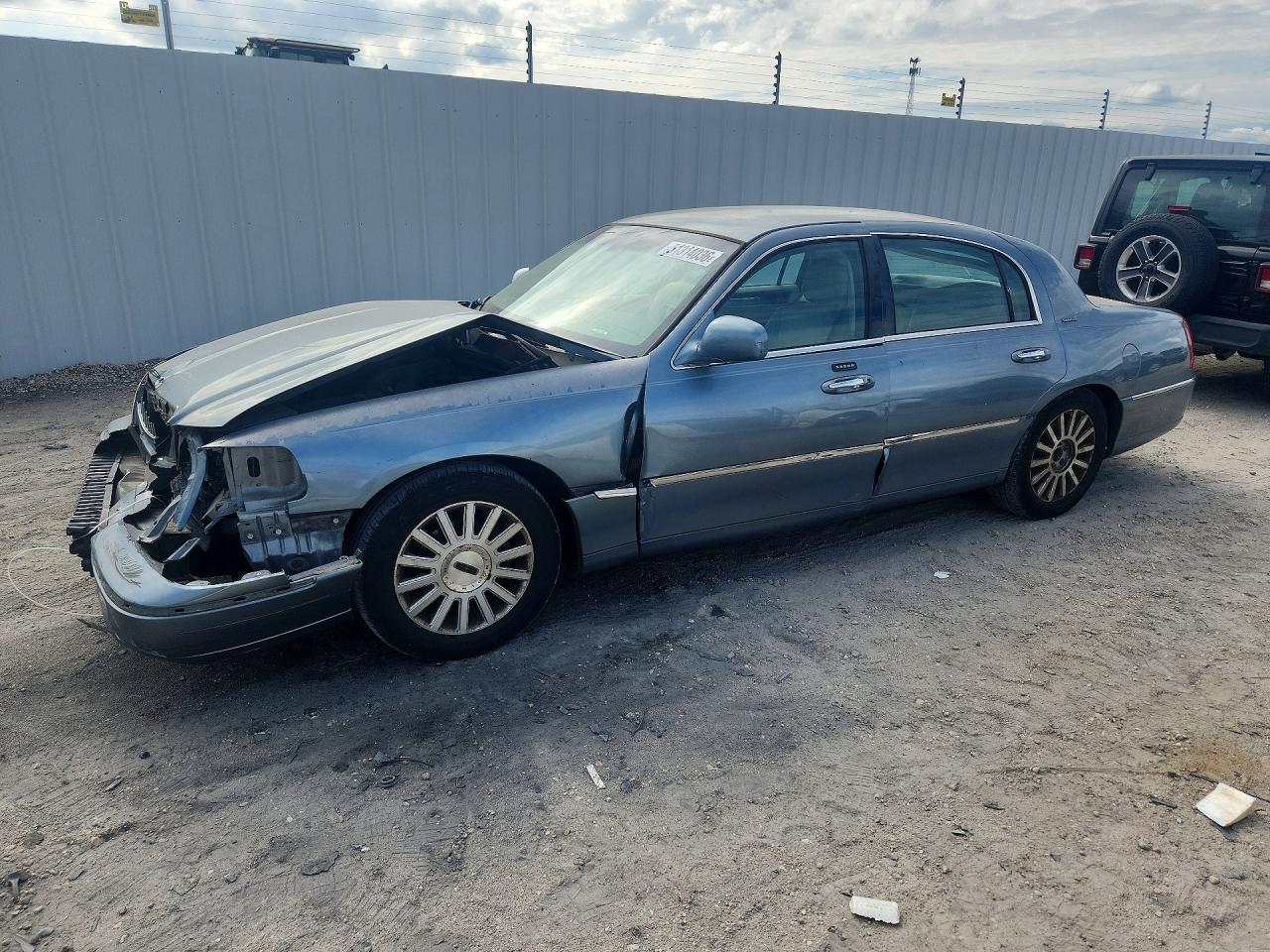 LINCOLN TOWN CAR 2004 — 2