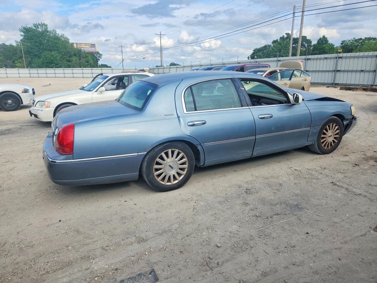 LINCOLN TOWN CAR 2004 — 4