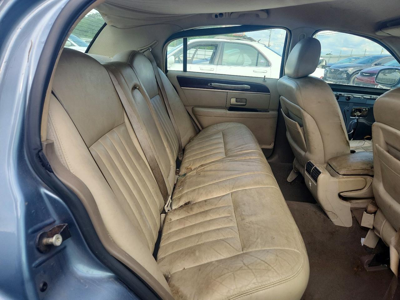 LINCOLN TOWN CAR 2004 — 11