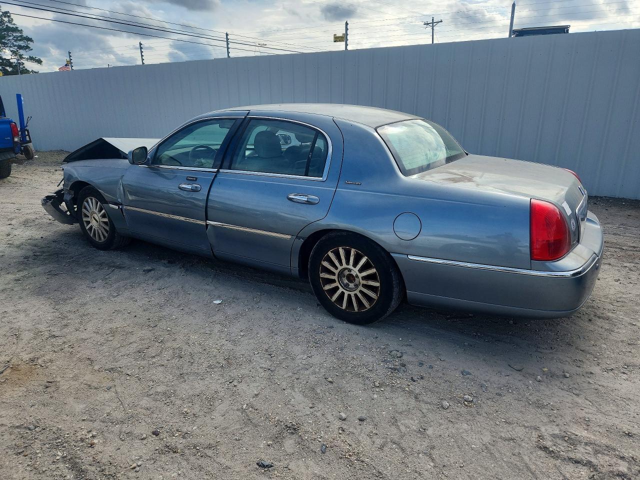 LINCOLN TOWN CAR 2004 — 3