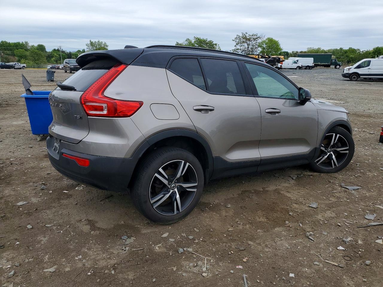 VOLVO XC40 2022 — 4