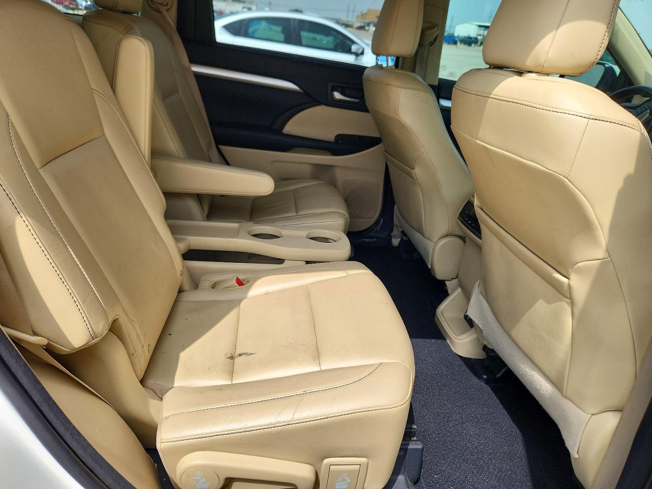 TOYOTA HIGHLANDER 2015 — 11