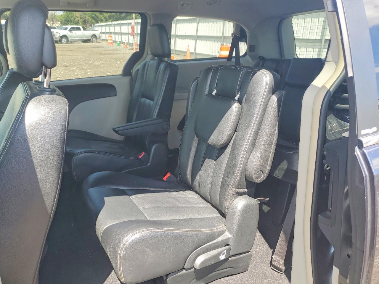 CHRYSLER TOWN & COUNTRY 2014 — 12