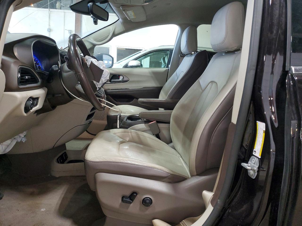 CHRYSLER PACIFICA 2019 — 8