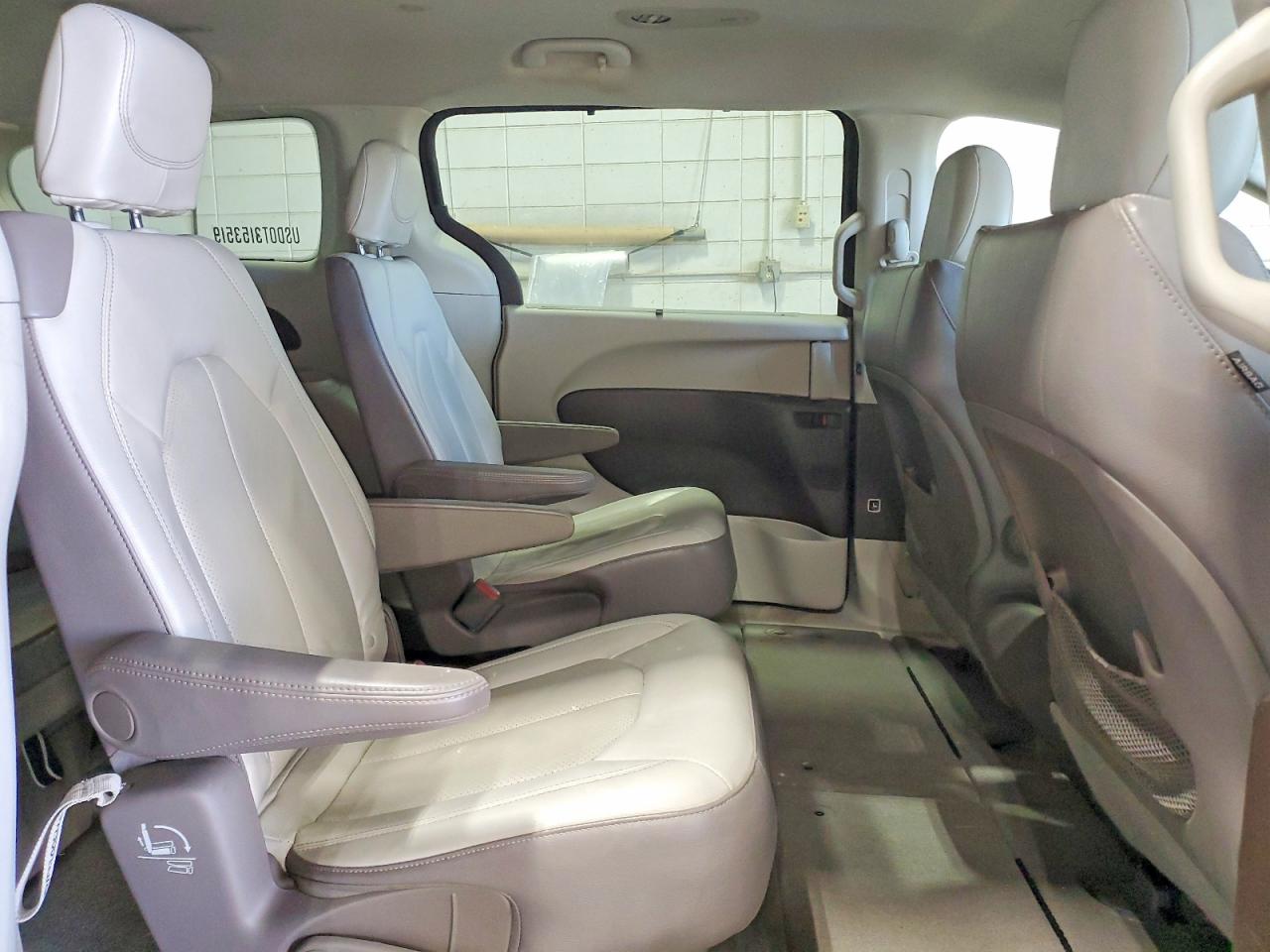 CHRYSLER PACIFICA 2019 — 12