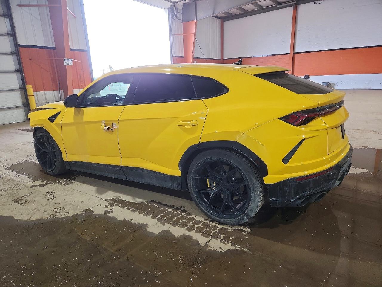 LAMBORGHINI URUS 2022 — 3