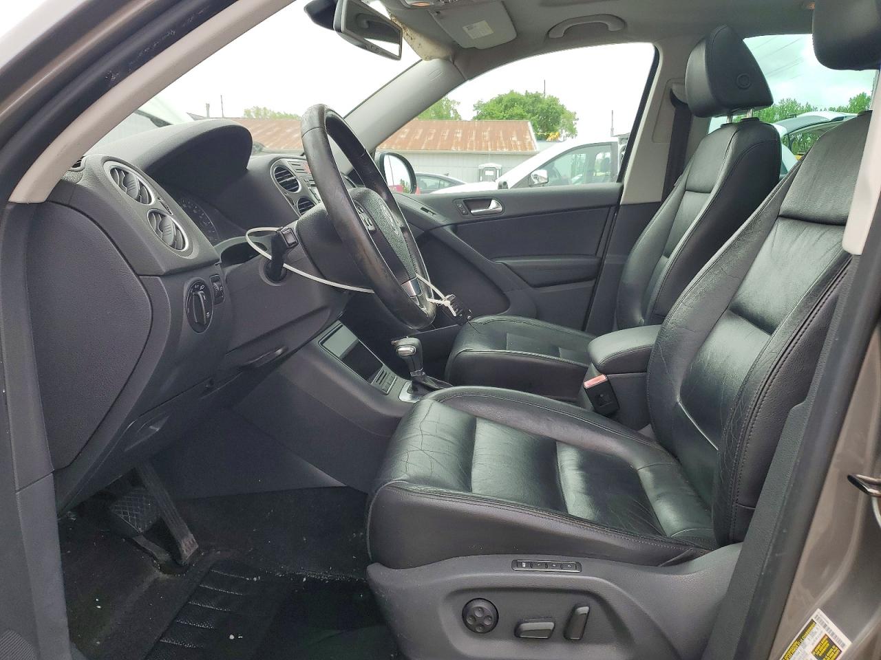 VOLKSWAGEN TIGUAN 2010 — 8