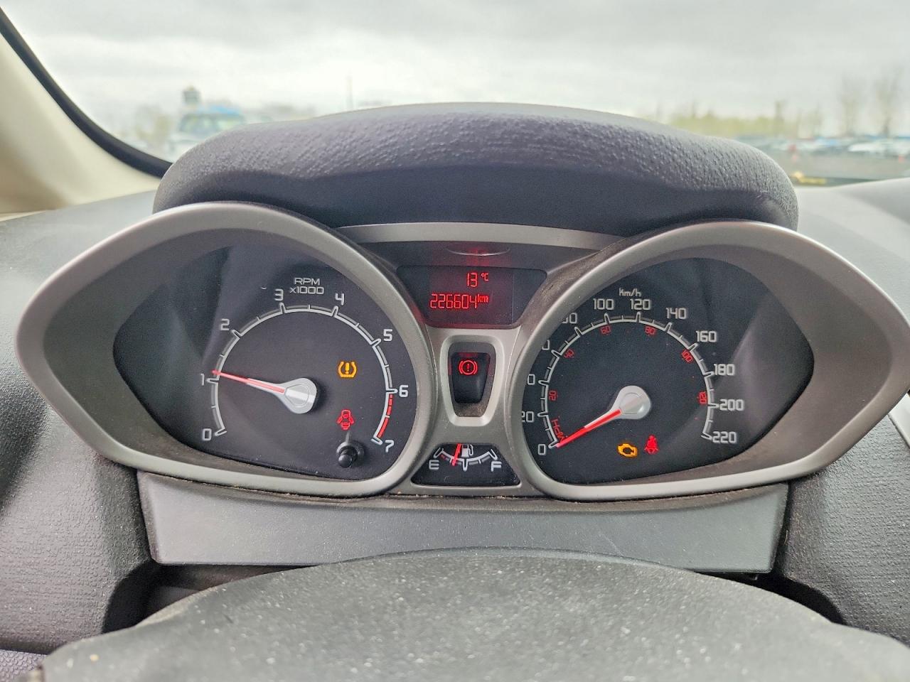 FORD FIESTA 2011 — 10