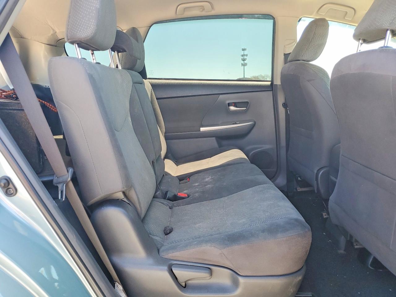 TOYOTA PRIUS V 2013 — 11